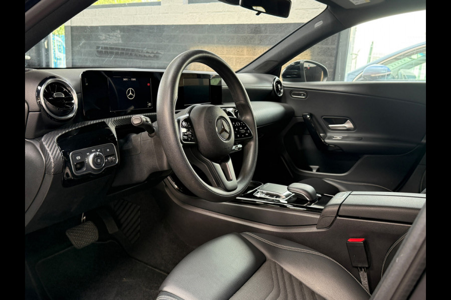 Mercedes-Benz A-Klasse 180 Premium | 1/2 Leder | Camera | Navi | Stoelverwarming