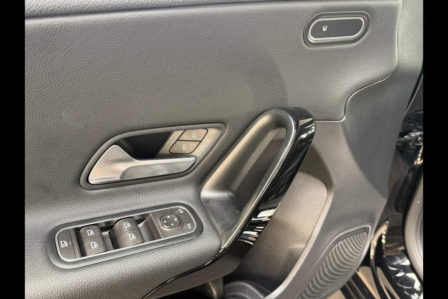 Mercedes-Benz A-Klasse 180 Premium | 1/2 Leder | Camera | Navi | Stoelverwarming