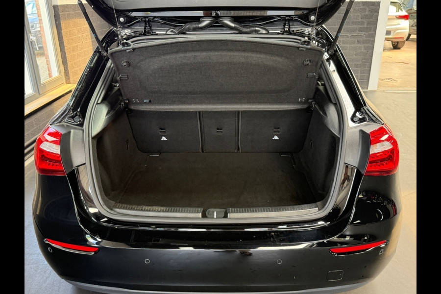 Mercedes-Benz A-Klasse 180 Premium | 1/2 Leder | Camera | Navi | Stoelverwarming