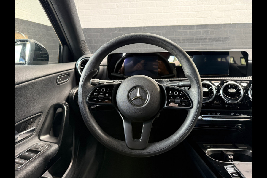 Mercedes-Benz A-Klasse 180 Premium | 1/2 Leder | Camera | Navi | Stoelverwarming