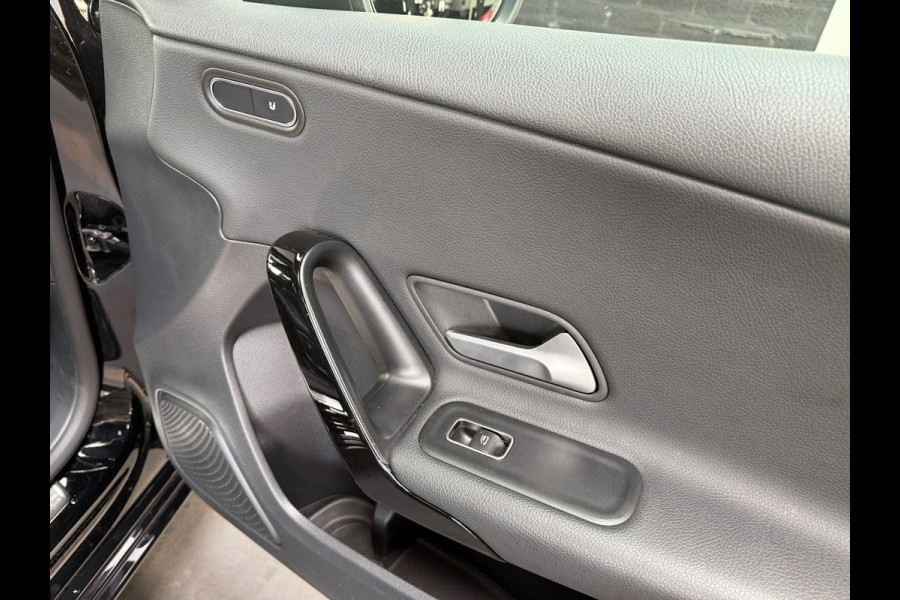 Mercedes-Benz A-Klasse 180 Premium | 1/2 Leder | Camera | Navi | Stoelverwarming