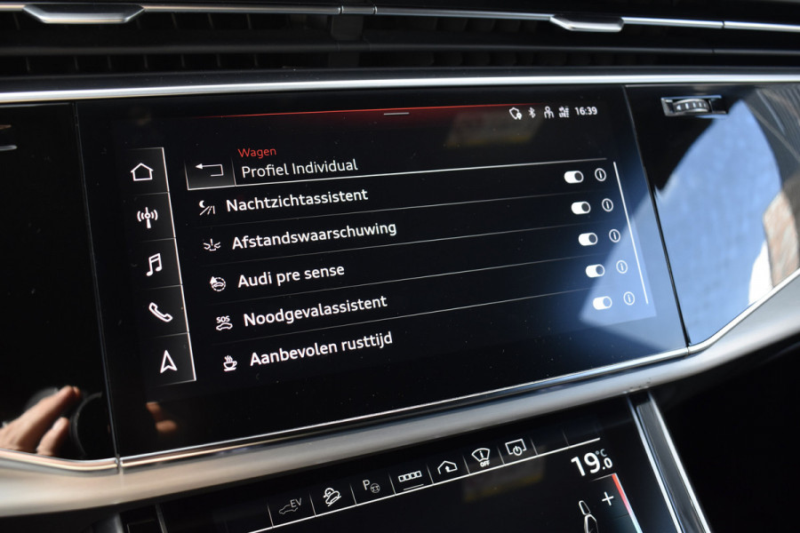 Audi Q8 55 TFSI e Quattro Pro Line S | ACC | RS-Seats | Head-Up | B&O | Softclose | 22'' Velgen | Stuurverwarming | Matrix | Nachtzicht |