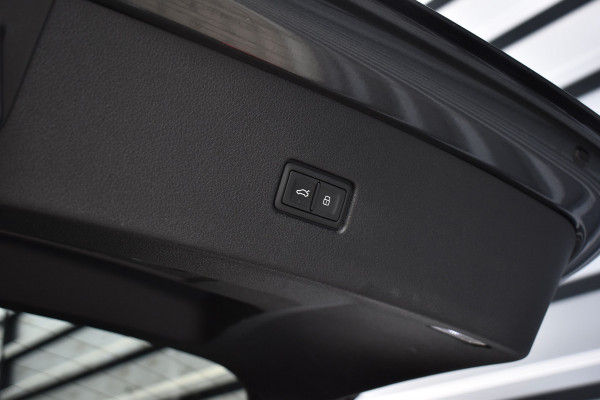 Audi Q8 55 TFSI e Quattro Pro Line S | ACC | RS-Seats | Head-Up | B&O | Softclose | 22'' Velgen | Stuurverwarming | Matrix | Nachtzicht |