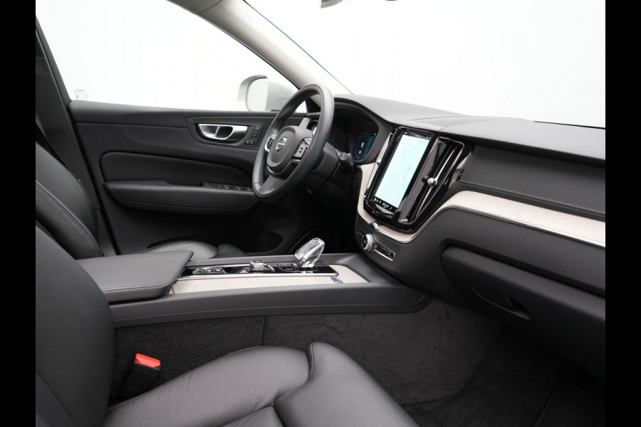 Volvo XC60 T8 AWD Inscription Long Range Plug In Hybrid 455pk Dealer O.H PHEV | Trekhaak Af Fabriek | Panodak | Adaptive Cruise | Lederen Sportstoelen Memory & Verwarmd | Stuur Verwarmd | Navigatie | Apple Carplay | DAB |