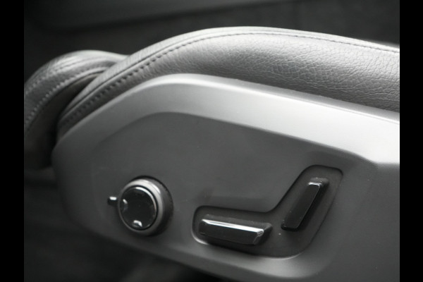 Volvo XC60 T8 AWD Inscription Long Range Plug In Hybrid 455pk Dealer O.H PHEV | Trekhaak Af Fabriek | Panodak | Adaptive Cruise | Lederen Sportstoelen Memory & Verwarmd | Stuur Verwarmd | Navigatie | Apple Carplay | DAB |