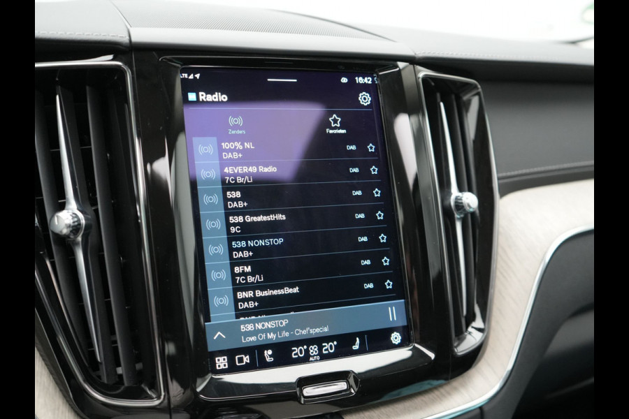 Volvo XC60 T8 AWD Inscription Long Range Plug In Hybrid 455pk Dealer O.H PHEV | Trekhaak Af Fabriek | Panodak | Adaptive Cruise | Lederen Sportstoelen Memory & Verwarmd | Stuur Verwarmd | Navigatie | Apple Carplay | DAB |