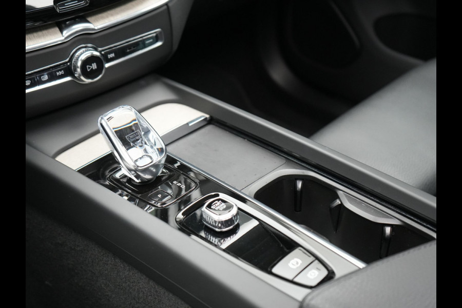 Volvo XC60 T8 AWD Inscription Long Range Plug In Hybrid 455pk Dealer O.H PHEV | Trekhaak Af Fabriek | Panodak | Adaptive Cruise | Lederen Sportstoelen Memory & Verwarmd | Stuur Verwarmd | Navigatie | Apple Carplay | DAB |
