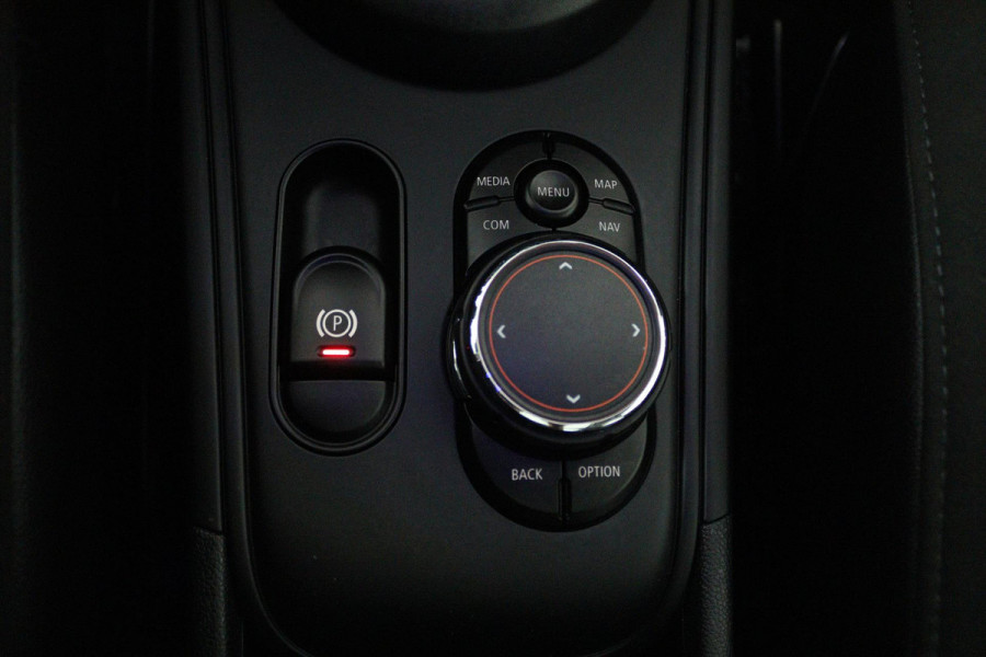 MINI Countryman 1.5 Cooper Chili (PANORAMADAK, STOELVERWARMING, ACHTERUITRIJCAMERA, CRUISE CONTROL, SFEER, HEAD-UP DISPLAY)