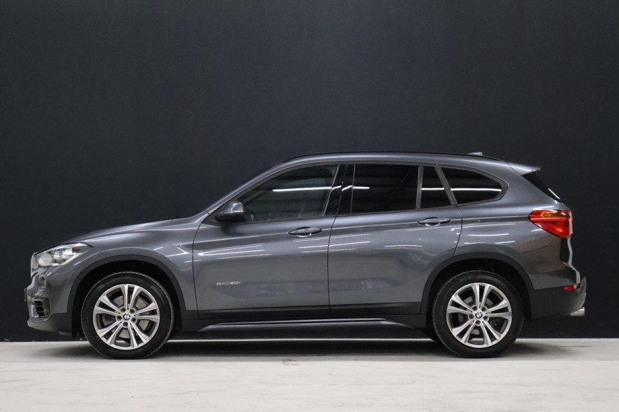 BMW X1 sDrive20i High Executive [MEMORY SEATS, HEAD-UP DISPLAY, VOL LEDER, STOELVERWARMING, AUTOMATISCHE AIRCO, AUTOMATISCHE ACHTERKLEP, NAVIGATIE, CRUISE CONTROL, NIEUWSTAAT]