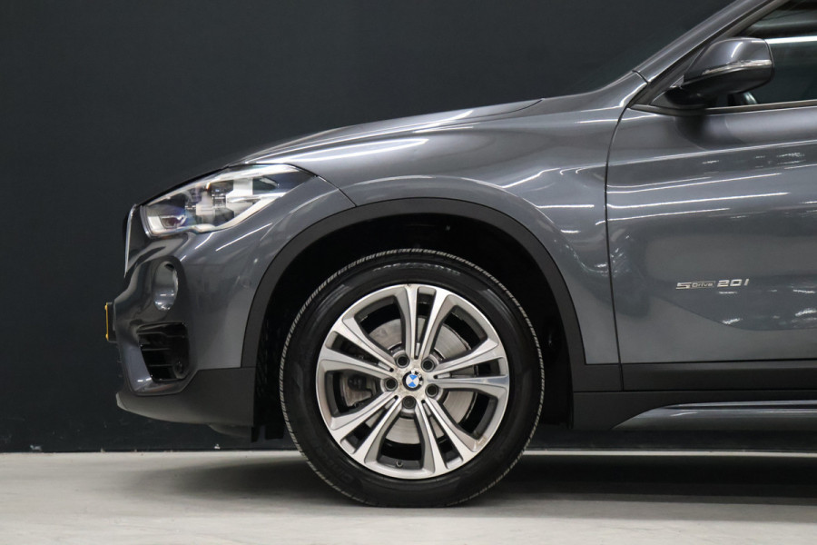 BMW X1 sDrive20i High Executive [MEMORY SEATS, HEAD-UP DISPLAY, VOL LEDER, STOELVERWARMING, AUTOMATISCHE AIRCO, AUTOMATISCHE ACHTERKLEP, NAVIGATIE, CRUISE CONTROL, NIEUWSTAAT]