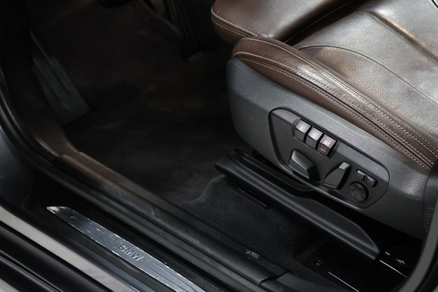 BMW X1 sDrive20i High Executive [MEMORY SEATS, HEAD-UP DISPLAY, VOL LEDER, STOELVERWARMING, AUTOMATISCHE AIRCO, AUTOMATISCHE ACHTERKLEP, NAVIGATIE, CRUISE CONTROL, NIEUWSTAAT]