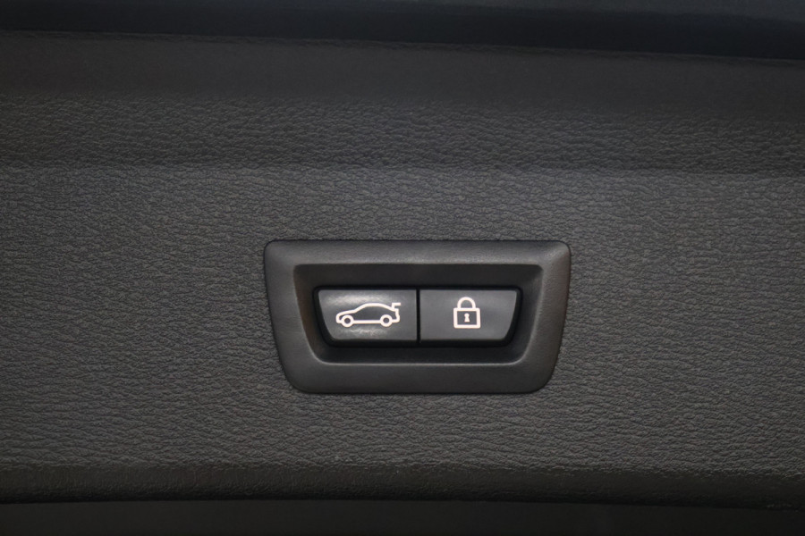 BMW X1 sDrive20i High Executive [MEMORY SEATS, HEAD-UP DISPLAY, VOL LEDER, STOELVERWARMING, AUTOMATISCHE AIRCO, AUTOMATISCHE ACHTERKLEP, NAVIGATIE, CRUISE CONTROL, NIEUWSTAAT]