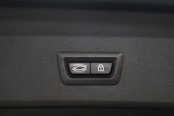 BMW X1 sDrive20i High Executive [MEMORY SEATS, HEAD-UP DISPLAY, VOL LEDER, STOELVERWARMING, AUTOMATISCHE AIRCO, AUTOMATISCHE ACHTERKLEP, NAVIGATIE, CRUISE CONTROL, NIEUWSTAAT]
