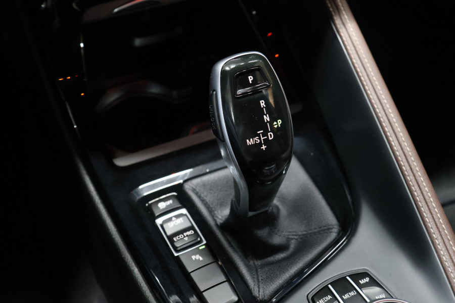 BMW X1 sDrive20i High Executive [MEMORY SEATS, HEAD-UP DISPLAY, VOL LEDER, STOELVERWARMING, AUTOMATISCHE AIRCO, AUTOMATISCHE ACHTERKLEP, NAVIGATIE, CRUISE CONTROL, NIEUWSTAAT]