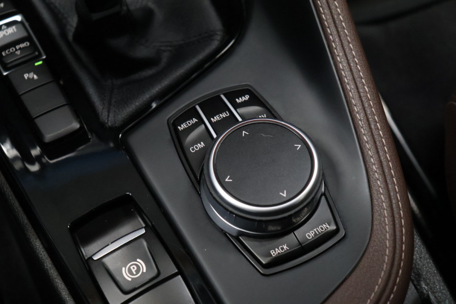 BMW X1 sDrive20i High Executive [MEMORY SEATS, HEAD-UP DISPLAY, VOL LEDER, STOELVERWARMING, AUTOMATISCHE AIRCO, AUTOMATISCHE ACHTERKLEP, NAVIGATIE, CRUISE CONTROL, NIEUWSTAAT]