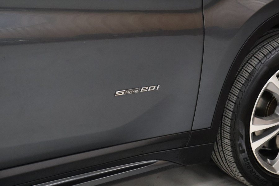 BMW X1 sDrive20i High Executive [MEMORY SEATS, HEAD-UP DISPLAY, VOL LEDER, STOELVERWARMING, AUTOMATISCHE AIRCO, AUTOMATISCHE ACHTERKLEP, NAVIGATIE, CRUISE CONTROL, NIEUWSTAAT]