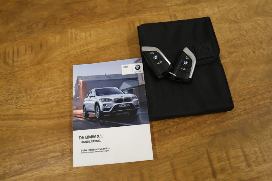 BMW X1 sDrive20i High Executive [MEMORY SEATS, HEAD-UP DISPLAY, VOL LEDER, STOELVERWARMING, AUTOMATISCHE AIRCO, AUTOMATISCHE ACHTERKLEP, NAVIGATIE, CRUISE CONTROL, NIEUWSTAAT]