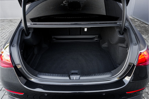 Mercedes-Benz E-Klasse E220 D 4M AMG Night Pano Luchtvering Trekhaak Fabrieksgarantie