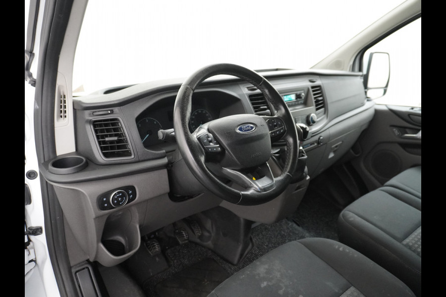 Ford Transit Custom 280 2.0TDCI 3-Persoons Airco Pdc-v+a Trekhaak Cruise Control Voorruitverwarming Trend Regen-Lichtsensor Betonplex Vloer Kastinrichting/Wandbetimmering Schuifdeur Euro 6 360NM Koppel 2.350Kg trekvermogen Zeer Compleet!