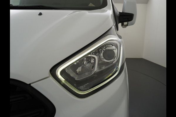 Ford Transit Custom 280 2.0TDCI 3-Persoons Airco Pdc-v+a Trekhaak Cruise Control Voorruitverwarming Trend Regen-Lichtsensor Betonplex Vloer Kastinrichting/Wandbetimmering Schuifdeur Euro 6 360NM Koppel 2.350Kg trekvermogen Zeer Compleet!