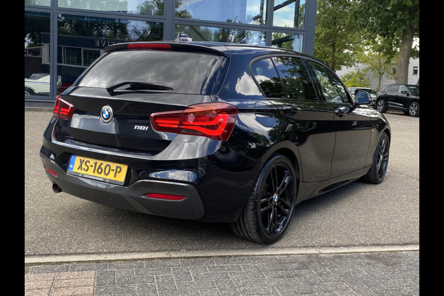 BMW 1-serie 118i Edition M Sport Shadow High Executive ORIGINEEL NEDERLANDSE AUTO MET NAP | VOLLEDIG LEDER + STOELVERWARMING| SCHUIFDAK | APPLE CARPLAY | XENON | RIJKLAAR MET 12 MAANDEN BOVAG GARANTIE!