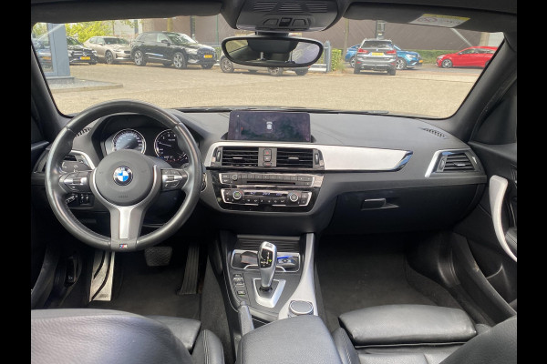 BMW 1-serie 118i Edition M Sport Shadow High Executive ORIGINEEL NEDERLANDSE AUTO MET NAP | VOLLEDIG LEDER + STOELVERWARMING| SCHUIFDAK | APPLE CARPLAY | XENON | RIJKLAAR MET 12 MAANDEN BOVAG GARANTIE!