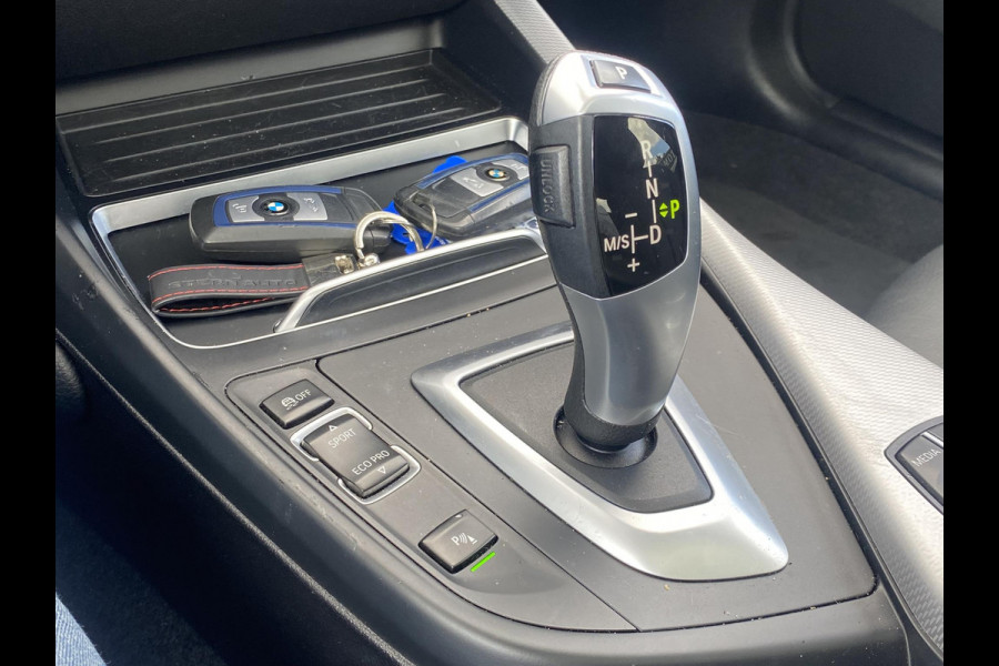 BMW 1-serie 118i Edition M Sport Shadow High Executive ORIGINEEL NEDERLANDSE AUTO MET NAP | VOLLEDIG LEDER + STOELVERWARMING| SCHUIFDAK | APPLE CARPLAY | XENON | RIJKLAAR MET 12 MAANDEN BOVAG GARANTIE!