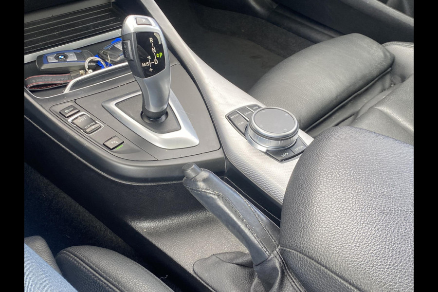 BMW 1-serie 118i Edition M Sport Shadow High Executive ORIGINEEL NEDERLANDSE AUTO MET NAP | VOLLEDIG LEDER + STOELVERWARMING| SCHUIFDAK | APPLE CARPLAY | XENON | RIJKLAAR MET 12 MAANDEN BOVAG GARANTIE!
