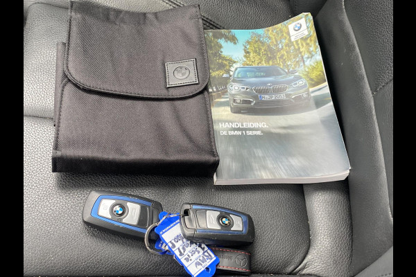 BMW 1-serie 118i Edition M Sport Shadow High Executive ORIGINEEL NEDERLANDSE AUTO MET NAP | VOLLEDIG LEDER + STOELVERWARMING| SCHUIFDAK | APPLE CARPLAY | XENON | RIJKLAAR MET 12 MAANDEN BOVAG GARANTIE!