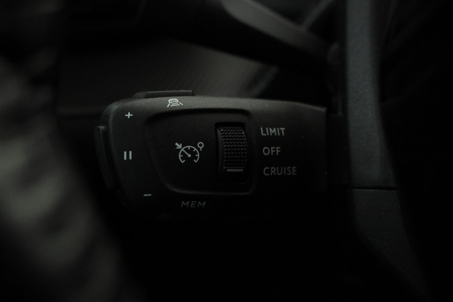 Peugeot 208 1.2 PureTech Allure Pack Navigatie, Apple carplay, Climate