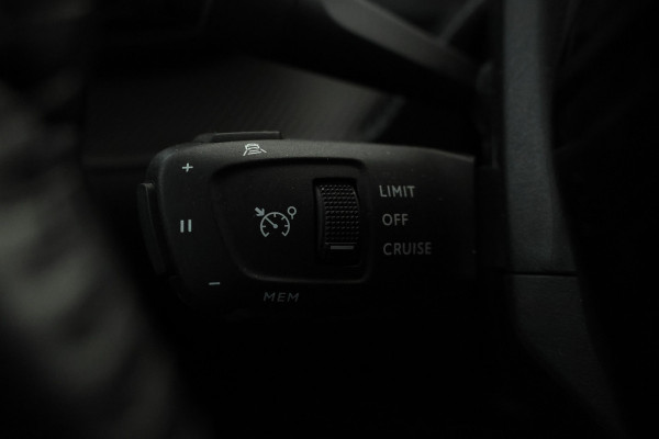 Peugeot 208 1.2 PureTech Allure Pack Navigatie, Apple carplay, Climate