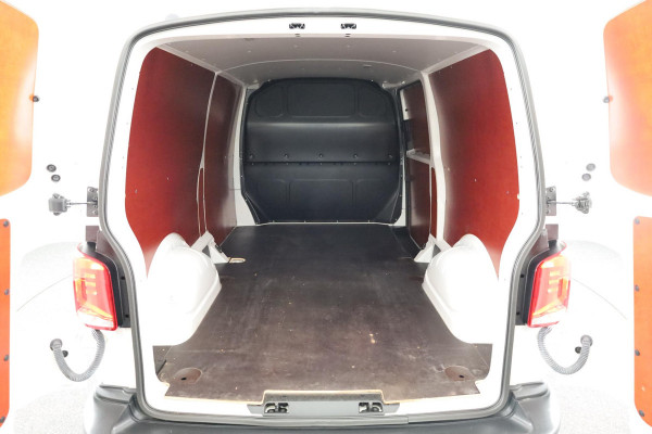 Volkswagen Transporter 2.0 TDI L2H1 28 Comfortline 110 pk | Verlengde garantie | Navigatie| Lederen stuurwiel | Trekhaak | Parkeersensoren achter | Cruise control | Apple Carplay/Android Auto |