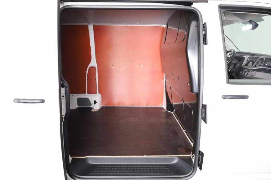 Volkswagen Transporter 2.0 TDI L2H1 28 Comfortline 110 pk | Verlengde garantie | Navigatie| Lederen stuurwiel | Trekhaak | Parkeersensoren achter | Cruise control | Apple Carplay/Android Auto |