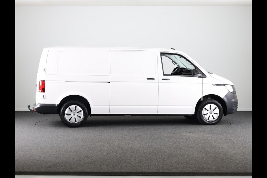 Volkswagen Transporter 2.0 TDI L2H1 28 Comfortline 110 pk | Verlengde garantie | Navigatie| Lederen stuurwiel | Trekhaak | Parkeersensoren achter | Cruise control | Apple Carplay/Android Auto |