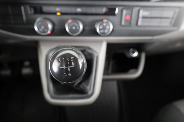 Volkswagen Transporter 2.0 TDI L2H1 28 Comfortline 110 pk | Verlengde garantie | Navigatie| Lederen stuurwiel | Trekhaak | Parkeersensoren achter | Cruise control | Apple Carplay/Android Auto |