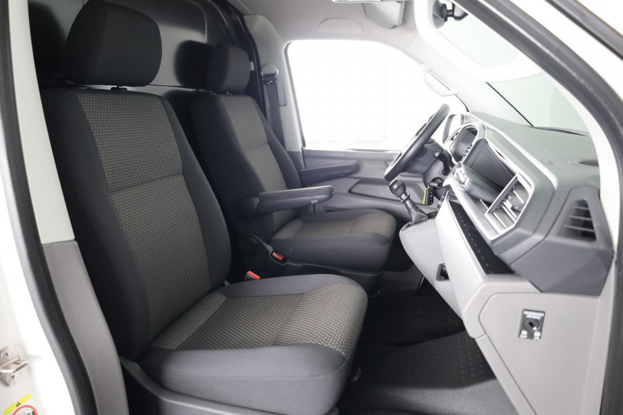 Volkswagen Transporter 2.0 TDI L2H1 28 Comfortline 110 pk | Verlengde garantie | Navigatie| Lederen stuurwiel | Trekhaak | Parkeersensoren achter | Cruise control | Apple Carplay/Android Auto |