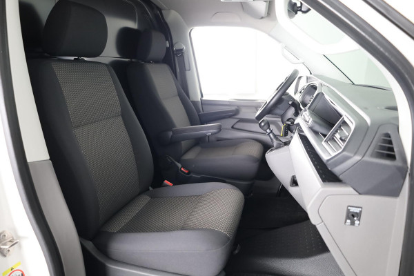 Volkswagen Transporter 2.0 TDI L2H1 28 Comfortline 110 pk | Verlengde garantie | Navigatie| Lederen stuurwiel | Trekhaak | Parkeersensoren achter | Cruise control | Apple Carplay/Android Auto |