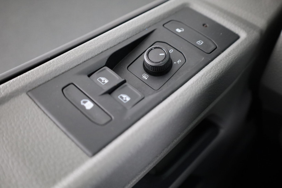 Volkswagen Transporter 2.0 TDI L2H1 28 Comfortline 110 pk | Verlengde garantie | Navigatie| Lederen stuurwiel | Trekhaak | Parkeersensoren achter | Cruise control | Apple Carplay/Android Auto |