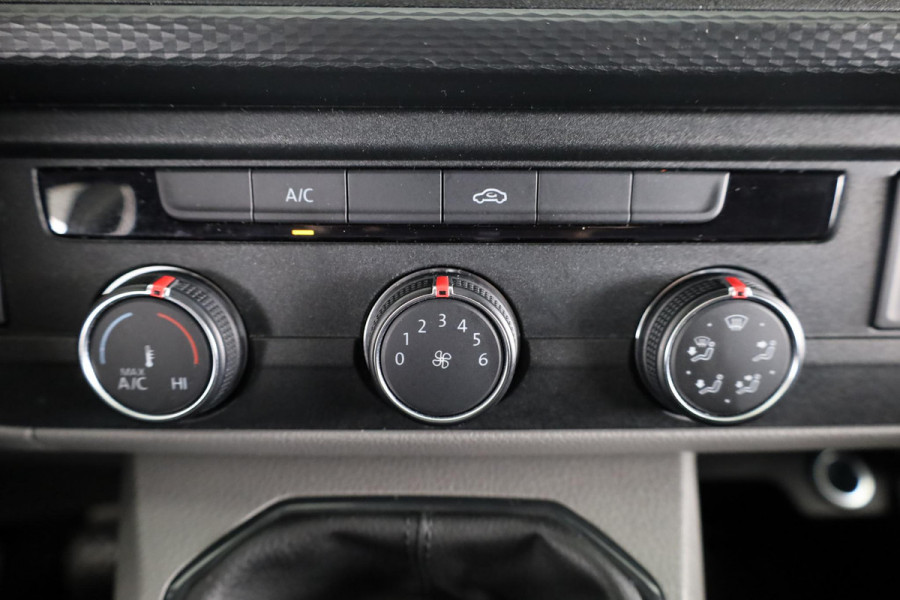 Volkswagen Transporter 2.0 TDI L2H1 28 Comfortline 110 pk | Verlengde garantie | Navigatie| Lederen stuurwiel | Trekhaak | Parkeersensoren achter | Cruise control | Apple Carplay/Android Auto |