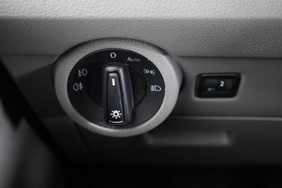 Volkswagen Transporter 2.0 TDI L2H1 28 Comfortline 110 pk | Verlengde garantie | Navigatie| Lederen stuurwiel | Trekhaak | Parkeersensoren achter | Cruise control | Apple Carplay/Android Auto |