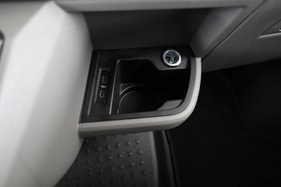 Volkswagen Transporter 2.0 TDI L2H1 28 Comfortline 110 pk | Verlengde garantie | Navigatie| Lederen stuurwiel | Trekhaak | Parkeersensoren achter | Cruise control | Apple Carplay/Android Auto |