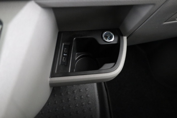 Volkswagen Transporter 2.0 TDI L2H1 28 Comfortline 110 pk | Verlengde garantie | Navigatie| Lederen stuurwiel | Trekhaak | Parkeersensoren achter | Cruise control | Apple Carplay/Android Auto |