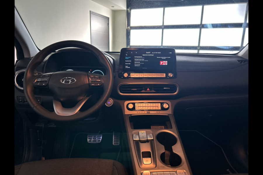 Hyundai KONA ELECTRIC Comfort Smart 64.8 kWh | Warmtepomp | Head-up display | Trekhaak | Voorzetels en stuur verwarmbaar