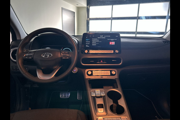 Hyundai KONA ELECTRIC Comfort Smart 64.8 kWh | Warmtepomp | Head-up display | Trekhaak | Voorzetels en stuur verwarmbaar