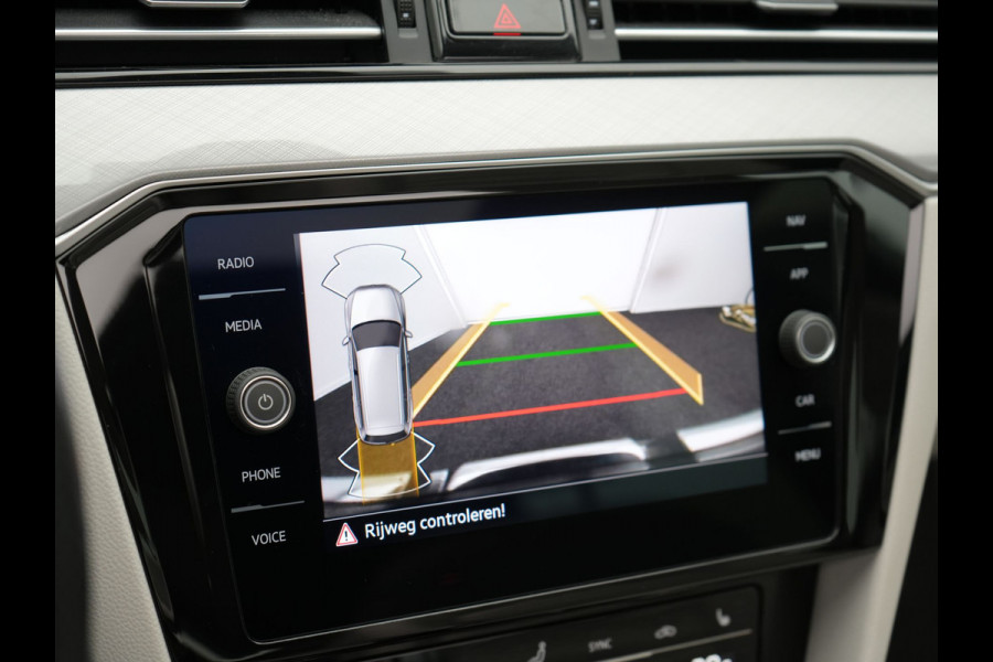 Volkswagen Passat Variant 1.4 TSI GTE Business Plug In Hybrid 218pk Dealer O.H PHEV | Panodak | Adaptive Cruise | Lederen Sportstoelen Massage & Verwarmd | Apple Carplay | Sfeerverlichting | Navigatie | DAB |