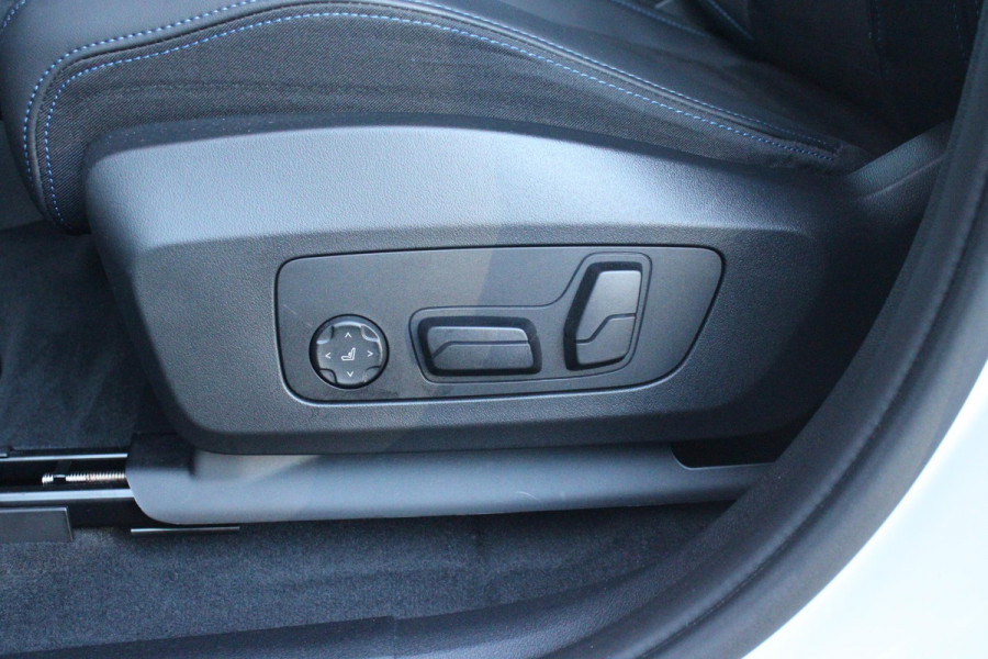 BMW X1 xDrive30e M-SPORT | PANORAMISCH SCHUIF/KANTEL DAK | ELEKTRISCH WEGKLAPBARE TREKHAAK | HARMAN/KARDON AUDIO SYSTEM | ALARMINSTALLATIE | ELEKTRISCH BEDIENBARE VOORSTOELEN MET GEHEUGENFUNCTIE "ACTIEVE ZITPLAATSEN" | STOEL VERWARMING | DRIVING ASSISTANT PROFESSIONAL MET O.A. ACTIVE LANE ASSIST | HARMAN HARDON AUDIO SYSTEM | SHADOW LINE | INNOVATION PAKKET MET O.A. 3D VIEW CAMERA'S, ADAPTIEVE LED KOPLAMPEN, HEAD UP DISPLAY, BMW LIVE PROFFESIONAL DASHBOARD, DRAADLOZE TELEFOONLADER | NAVIGATIE | DRAADLOZE APPLE CARPLAY/ANDROID AUTO | DAB+ RADIO | ELEKTRISCH BEDIENBARE ACHTERKL