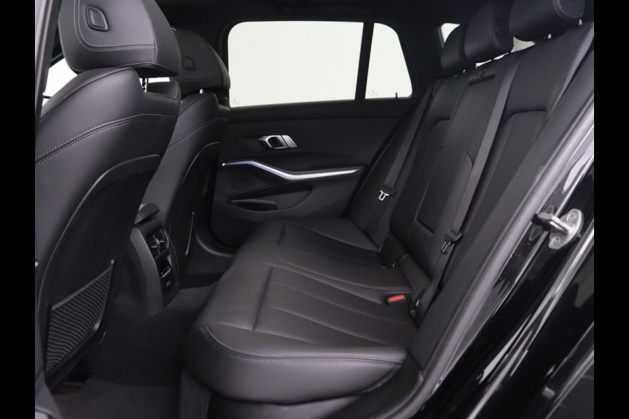 BMW 3-serie 330e xDrive Luxury Line | Panoramadak | Adaptive cruise | Stoelverwarming | Leder | Sportstoelen | Trekhaak | Sfeerverlichting | Live Cockpit | Carplay | Memory | PHEV | Plug In
