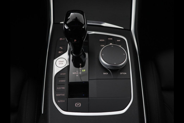 BMW 3-serie 330e xDrive Luxury Line | Panoramadak | Adaptive cruise | Stoelverwarming | Leder | Sportstoelen | Trekhaak | Sfeerverlichting | Live Cockpit | Carplay | Memory | PHEV | Plug In