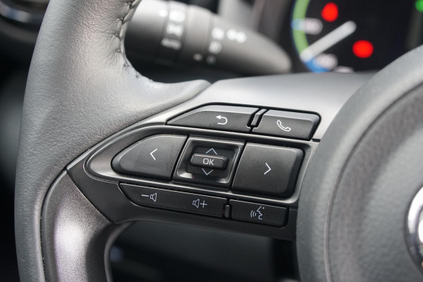 Toyota Yaris Cross 1.5 Hybrid Dynamic + Comfort Pack / TOYOTA GARANTIE / DODEHOEK / STUURVERWARMING