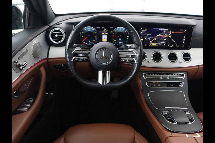 Mercedes-Benz E-Klasse 300e AMG | Panoramadak | Adaptive cruise | Nappaleder | 360 Camera | Matrix LED | Trekhaak | Burmester | Navigatie | Stoelverwarming | Park Assist | Sfeerverlichting | PHEV | Plug In